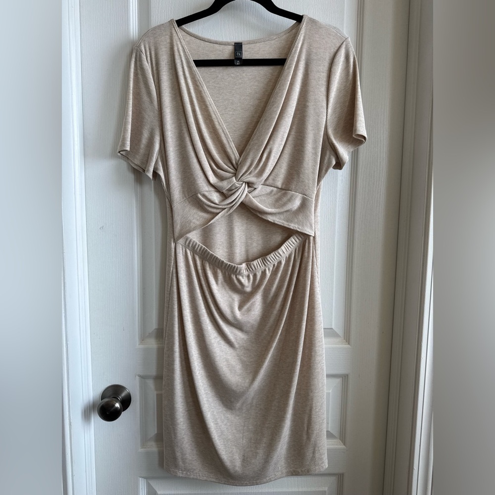 Francesca’s cream t shirt dress with cutout XL
